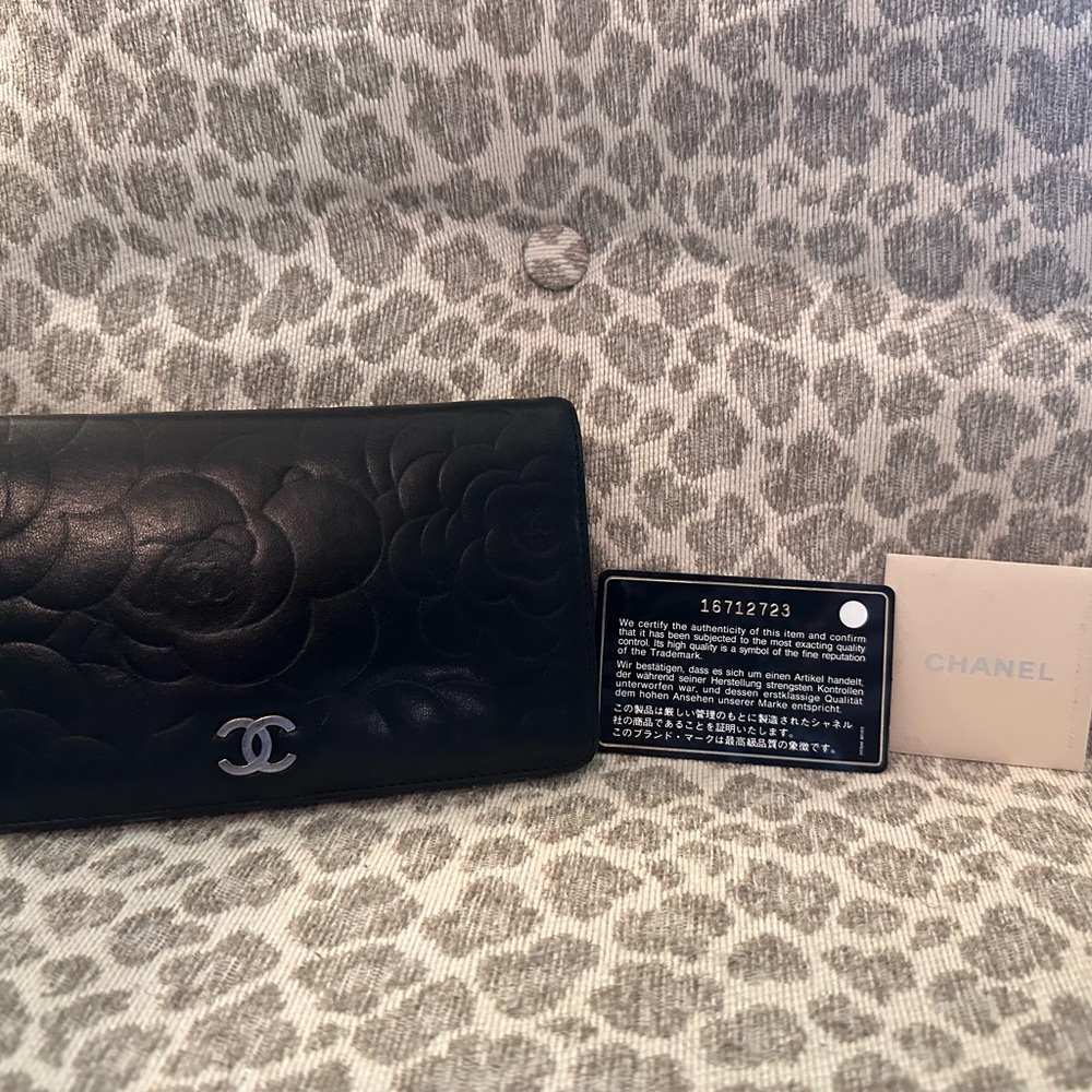 CHANEL Black Camilla Bifold Leather Wallet with Chain